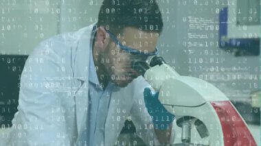 Laboratuvarda çalışan Afrika kökenli Amerikalı erkek bilim adamının veri işleme animasyonu. Küresel bilim, bilgisayar ve dijital arayüz kavramı dijital olarak oluşturulmuş video.