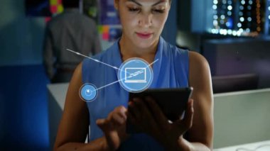 Medya simgelerinin, tablet kullanan iki ırklı iş kadınına göre canlandırılması. Küresel iş ve dijital arayüz kavramı dijital olarak oluşturulmuş video.