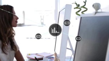 Bilgisayar kullanan Kafkas iş kadını üzerindeki simgelerle bağlantı ağının animasyonu. İş, teknoloji ve dijital arayüz kavramı dijital olarak oluşturuldu.