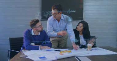 Ofisteki çeşitli iş adamları üzerinde finansal veri işleme animasyonu. Küresel finans, iş, bağlantılar, hesaplama ve veri işleme kavramı dijital olarak oluşturulmuş video.