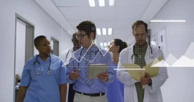 Farklı doktorların yürümesi üzerine veri işleme ve diyagramların animasyonu. Küresel tıp ve dijital arayüz kavramı dijital olarak oluşturulmuş video.