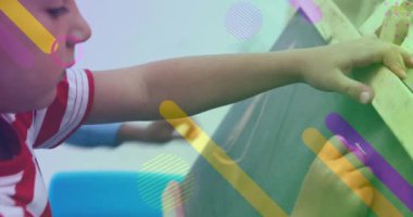 Karatahtaya renkli şekiller çizen çocuk animasyonu. Yaratıcılık, hayal gücü, eğitim, sanat, çocukluk, öğrenme