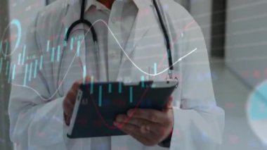 Hastanede tablet kullanan çift ırklı erkek doktor üzerinde veri işleme animasyonu. Küresel tıp, sağlık, bilgisayar ve dijital arayüz kavramı dijital olarak oluşturulmuş video.