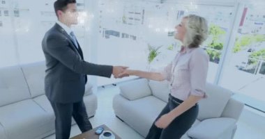 Ofisteki çeşitli iş adamları üzerinde ikili kodlama veri işleme animasyonu. Küresel finans, iş, bağlantılar, hesaplama ve veri işleme kavramı dijital olarak oluşturulmuş video.