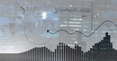 Şehir manzarası üzerinde finansal veri işleme animasyonu. Dijital olarak oluşturulmuş küresel bağlantılar, hesaplama ve veri işleme kavramı.