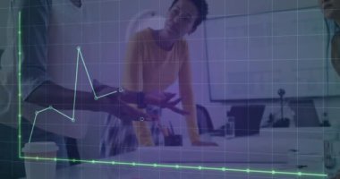 Muhtelif meslektaşların ofiste iş görüşmesi üzerine finansal veri işleme animasyonu. Küresel iş, finans, bilgisayar ve dijital arayüz kavramı dijital olarak oluşturulmuş video.