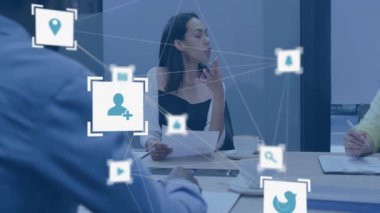 Ofisteki çeşitli iş adamlarının simgeleriyle bağlantı ağının animasyonu. Küresel finans, iş, bağlantılar, hesaplama ve veri işleme kavramı dijital olarak oluşturulmuş video.