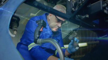 Mavi üniformalı teknisyen ağ bağlantıları olan makineler üzerinde çalışıyor. Teknoloji, bakım, mühendislik, onarım, endüstri, elektronik