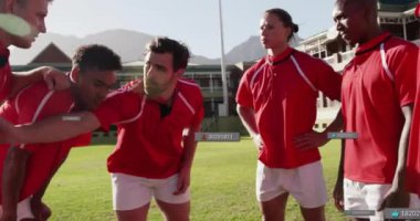 Çeşitli ragbi oyuncuları üzerinde simge ve veri işleme animasyonları. Küresel spor, rekabet, bağlantılar, hesaplama ve veri işleme kavramı dijital olarak oluşturulmuş video.