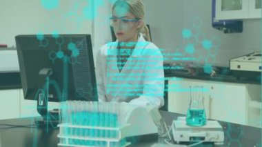 Laboratuvarda çalışan beyaz kadın bilim adamının veri işleme animasyonu. Bilim, teknoloji ve dijital arayüz kavramı dijital olarak oluşturulmuş video.