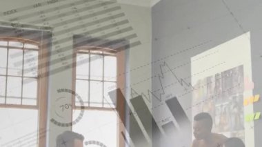 Ofiste çalışan çeşitli meslektaşların finansal veri işleme animasyonları. Küresel iş, finans, bilgisayar ve dijital arayüz kavramı dijital olarak oluşturulmuş video.