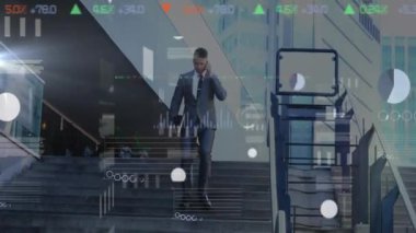 Akıllı telefon kullanan beyaz iş adamının finansal veri işleme animasyonu. Küresel finans, iş, bağlantılar, hesaplama ve veri işleme kavramı dijital olarak oluşturulmuş video.