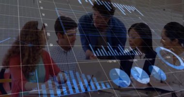 Çeşitli iş adamlarının iş görüşmeleri üzerine veri işleme ve diyagramların animasyonu. İş, teknoloji ve dijital arayüz kavramı dijital olarak oluşturuldu.