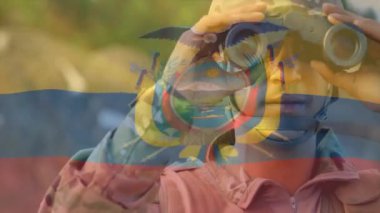 Beyaz askerin üzerinde dürbünlü bir ekvador bayrağı. Silahlı kuvvetler, savaş, çatışma, vatanseverlik ve savunma konsepti dijital olarak oluşturulmuş video.