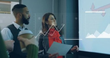 Veri işleme ve çeşitli meslektaşların ofiste konuştuğu diyagramların animasyonu. İş, teknoloji ve dijital arayüz kavramı dijital olarak oluşturuldu.