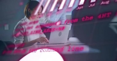 Ofisteki çeşitli iş adamları üzerinde finansal veri işleme animasyonu. Küresel finans, iş, bağlantılar, hesaplama ve veri işleme kavramı dijital olarak oluşturulmuş video.