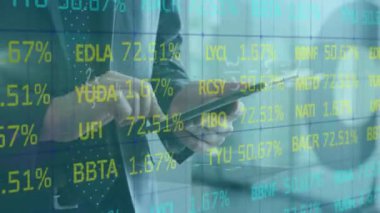 Ofiste tablet kullanan beyaz iş adamının finansal veri işleme animasyonu. Küresel iş, finans, bilgisayar ve dijital arayüz kavramı dijital olarak oluşturulmuş video.