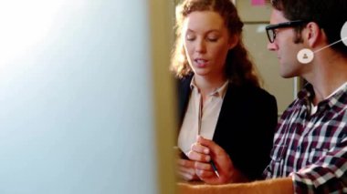 Beyaz iş adamlarının konuştuğu ikonlarla olan bağlantıların animasyonu. İş, teknoloji ve dijital arayüz kavramı dijital olarak oluşturuldu.