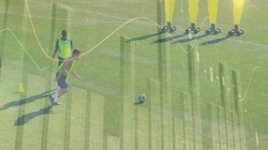 Sarı kuklalarla futbol antrenmanı ve veri analizi animasyonundan kaleci. Futbol, strateji, spor, atletizm, hareket, takım çalışması