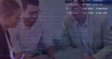 Çeşitli iş adamlarının iş görüşmeleri üzerine veri işleme ve diyagramların animasyonu. İş, teknoloji ve dijital arayüz kavramı dijital olarak oluşturuldu.