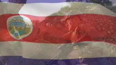 Kosta Rika bayrağının değişik erkek askerler üzerinde canlandırılması. Askerlik, vatanseverlik ve ulusal bayraklar dijital olarak oluşturulmuş video konsepti.