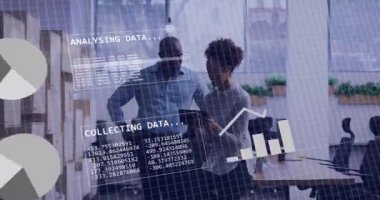 Çeşitli iş adamlarının konuşmaları üzerine veri işleme animasyonu. Küresel iş, teknoloji ve dijital arayüz kavramı dijital olarak oluşturulmuş video.