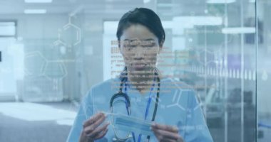 Kimyasal formüller ve moleküler yapılar hastanedeki sağlık çalışanı üzerinde canlandırma. Bilim, teknoloji, tıbbi, yenilik, araştırma, laboratuvar