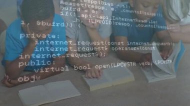 Çeşitli okul öğrencilerinin okuduğu veri işleme animasyonları. Küresel iş, eğitim ve dijital arayüz kavramı dijital olarak oluşturulmuş video.