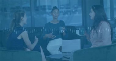 Çeşitli iş adamlarının iş tartışmalarında veri işleme animasyonu. İş, teknoloji ve dijital arayüz kavramı dijital olarak oluşturuldu.