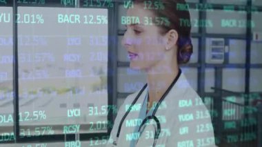 Hastanedeyken steteskop takan beyaz kadın doktor üzerinde veri işleme animasyonu. Küresel tıp, sağlık, bilgisayar ve dijital arayüz kavramı dijital olarak oluşturulmuş video.