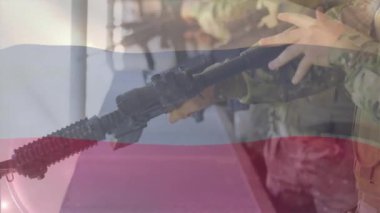 Çeşitli askerlerin ateş etmesi üzerine Rusya bayrağı animasyonu. Silahlı kuvvetler, savaş, çatışma, vatanseverlik ve savunma konsepti dijital olarak oluşturulmuş video.