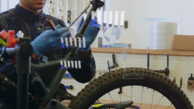 Atölyede çalışan çift ırklı erkek mekaniğinin finansal veri işleme animasyonu. İş, finans, bilgisayar, atölye ve dijital arayüz kavramı dijital olarak oluşturulmuş video.