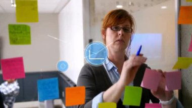 Beyaz iş kadınının ofisindeki grafik simgeleriyle olan bağlantıların animasyonu. Küresel iş, bağlantılar, hesaplama ve veri işleme kavramı dijital olarak oluşturulmuş video.