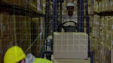 Depo çalışanları ağ bağlantıları olan kutularla ilgileniyorlar. Lojistik, envanter, takım çalışması, teknoloji, otomasyon, nakliye