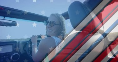 Plajda araba süren beyaz bir kadının üzerindeki ABD bayrağı. Amerikan vatanseverliği, çeşitlilik ve tatil konsepti dijital olarak oluşturulmuş imaj.