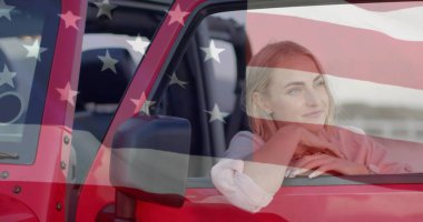 Sahilde, beyaz bir kadının üzerinde Amerikan bayrağının resmi. Amerikan vatanseverliği, çeşitlilik ve tatil konsepti dijital olarak oluşturulmuş imaj.