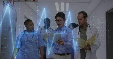 Kalp atış hızı montiorunun görüntüsü farklı doktorların hastanede tartıştığı bir ekibe karşı. Tıbbi sağlık ve araştırma teknolojisi kavramı