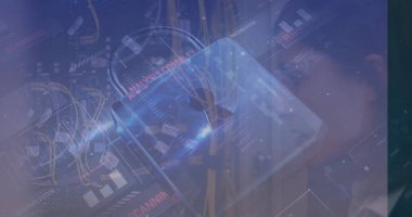 Sunucu odasında çalışan beyaz kadın mühendis için güvenlik kilidi simgesi. Siber güvenlik ve iş veri depolama teknolojisi kavramı