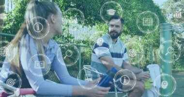 Çeşitli arkadaşların egzersiz yaptıktan sonra su içerken konuştuğu birden fazla simgenin görüntüsü. Dijital bileşim, çoklu pozlama, birliktelik, rapor, iş, küreselleşme ve eğitim.