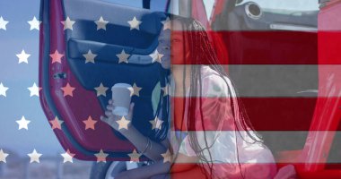Amerika bayrağının mutlu Afro-Amerikan kadının arabasında sahilde kahve içerken görüntüsü. Amerikan vatanseverliği, çeşitlilik ve tatil konsepti dijital olarak oluşturulmuş imaj.