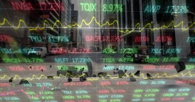 Şehir manzarası üzerinde finansal veri işleme resmi. Küresel finans, iş, bağlantılar, hesaplama ve veri işleme kavramı dijital olarak oluşturuldu.