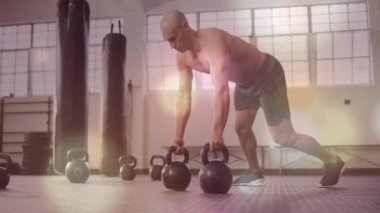 Kettlebell kaldırmak, spor salonunda hafif efekt animasyonuyla egzersiz yapan adam. Spor, spor, egzersiz, güç, halter, antrenman