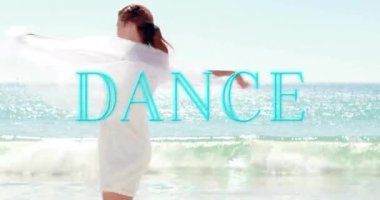 DANCE metin animasyonuyla sahilde yürüyen bir kadın okyanus arka planında. Yaz, tatil, rahatlama, özgürlük, yaşam tarzı, dalgalar