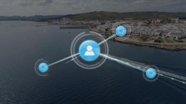 Bağlantılar ağı ve kıyı kasabası ve deniz üzerindeki veri işleme animasyonu. Bağlantı, teknoloji, dijital, görselleştirme, fütüristik, siber