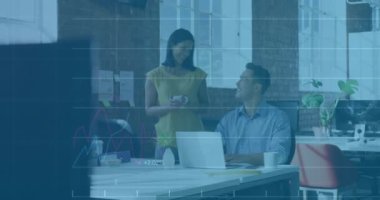 Finansal veriler modern ofiste çalışan iş adamlarının animasyonlarını gösteriyor. finans, takım çalışması, teknoloji, analiz, şirket, üretkenlik