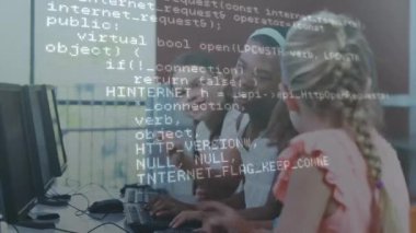 Bilgisayar kullanarak çeşitli okul çocukları üzerinde veri işleme animasyonu. Küresel iş, eğitim ve dijital arayüz kavramı dijital olarak oluşturulmuş video.