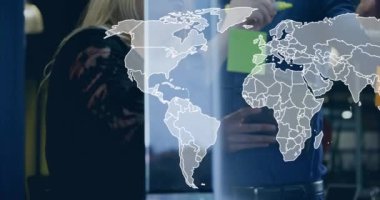 Ofisteki çeşitli iş adamlarının dünya haritasının animasyonu. Küresel finans, iş, bağlantılar, hesaplama ve veri işleme kavramı dijital olarak oluşturulmuş video.