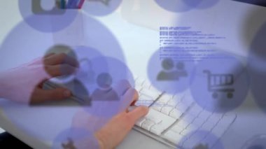 Ofisteki bilgisayarı kullanan Kafkasyalı iş adamı üzerindeki simge ağının animasyonu. Küresel iş, bağlantılar, hesaplama ve veri işleme kavramı dijital olarak oluşturulmuş video.