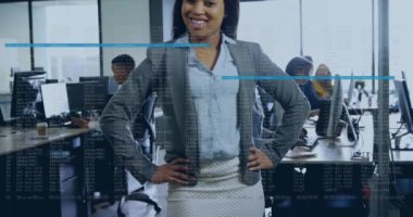 Ofisteki çeşitli iş adamları üzerinde finansal veri işleme animasyonu. Küresel finans, iş, bağlantılar, hesaplama ve veri işleme kavramı dijital olarak oluşturulmuş video.