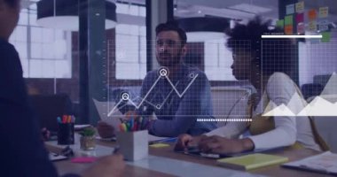 Çeşitli iş adamlarının konuşmaları üzerine veri işleme animasyonu. Küresel iş, teknoloji ve dijital arayüz kavramı dijital olarak oluşturulmuş video.